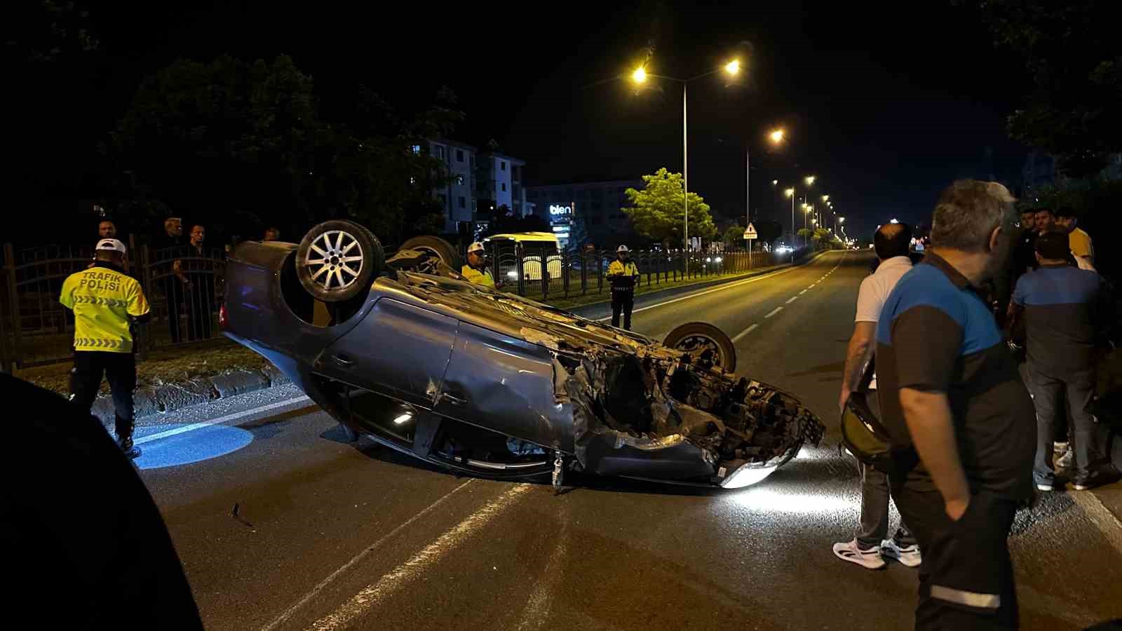 BOLU’DA D-100’DE TAKLA ATAN OTOMOBİLDEN BURUNLARI BİLE KANAMADAN ÇIKTILAR