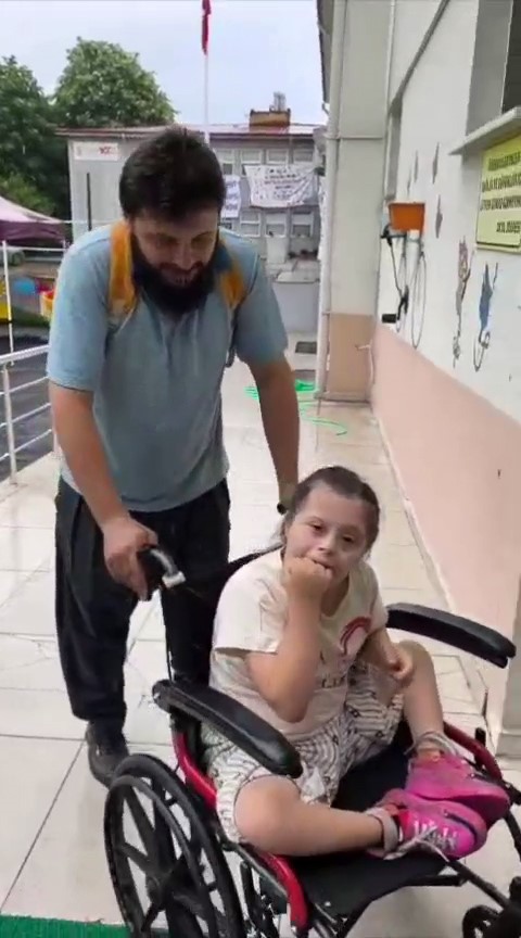 HER GÜN ÖZEL KIZINI OKULA GETİREN BABAYA DUYGULANDIRAN SÜRPRİZ