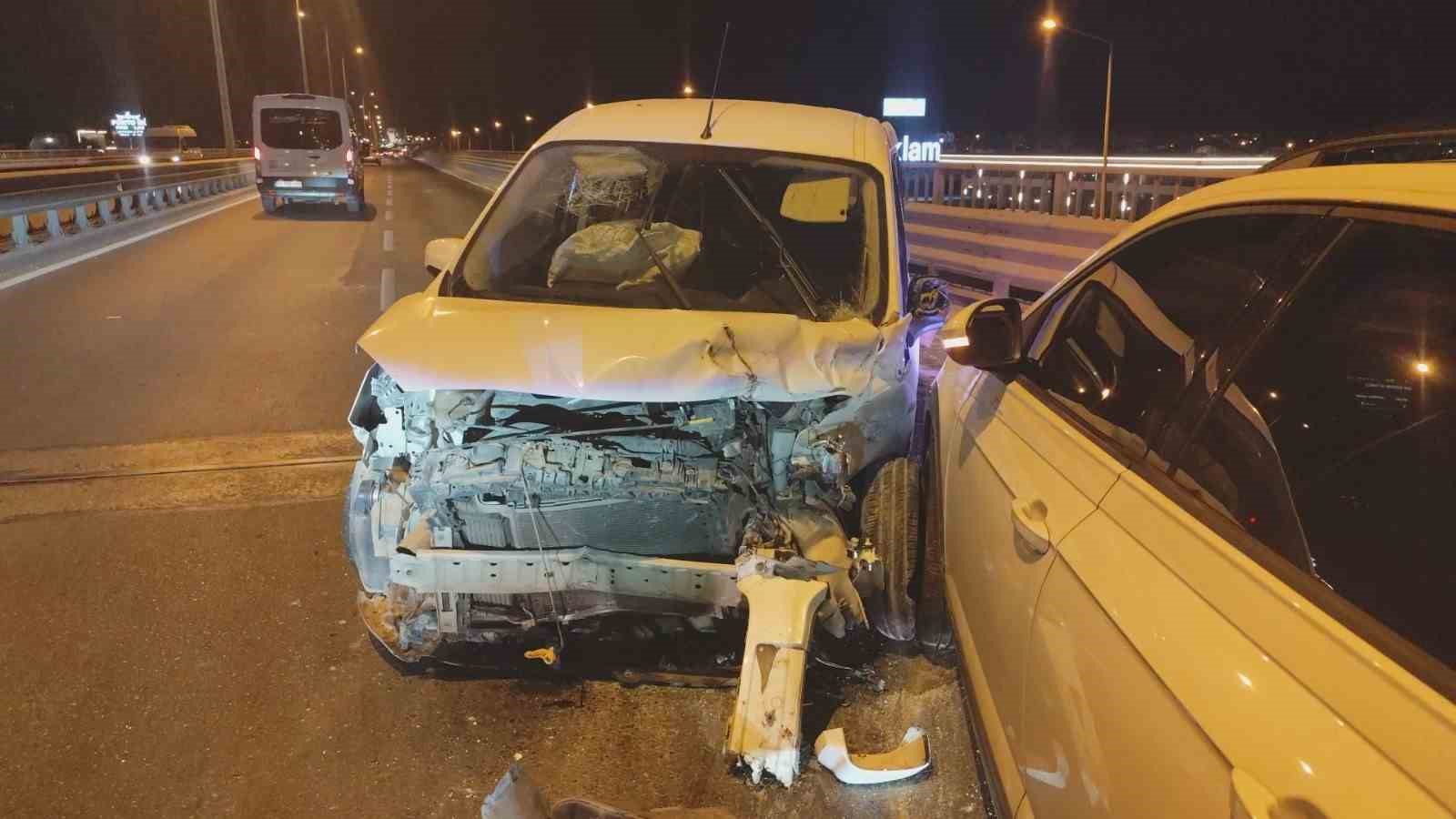 ALKOLLÜ SÜRÜCÜNÜN KULLANDIĞI ARAÇ ÖNÜNDEKİ ARACA ARKADAN ÇARPTI: 3 YARALI