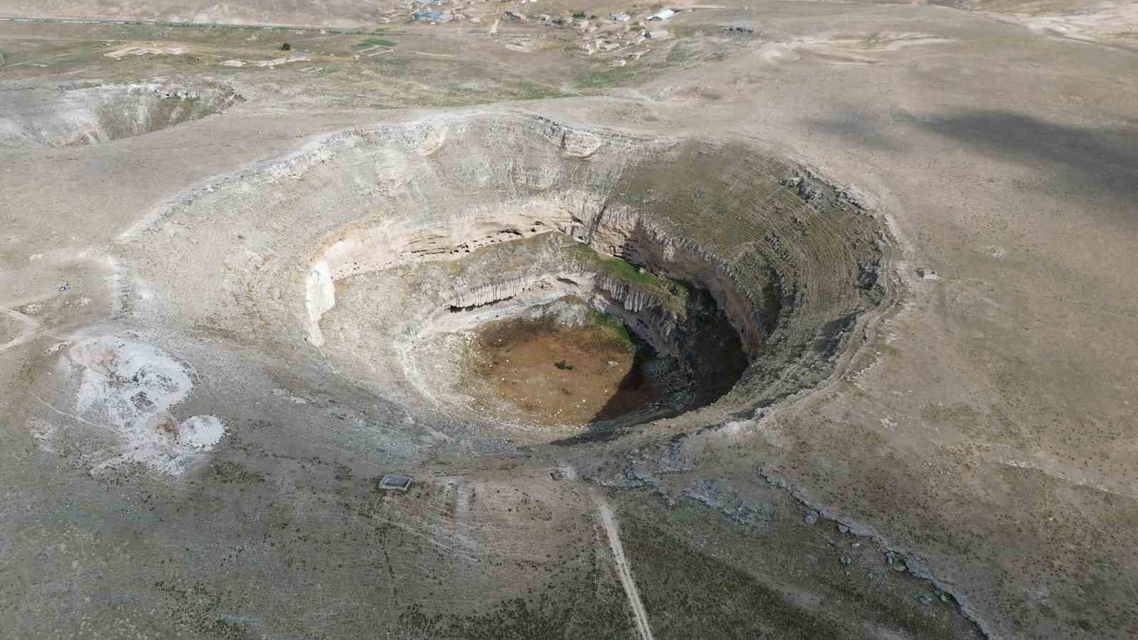 KONYA’DA KURAKLIĞIN SİMGELERİNDEN ÇIRALI OBRUK GÖLÜ SON YAĞIŞLARA RAĞMEN SU TUTMADI