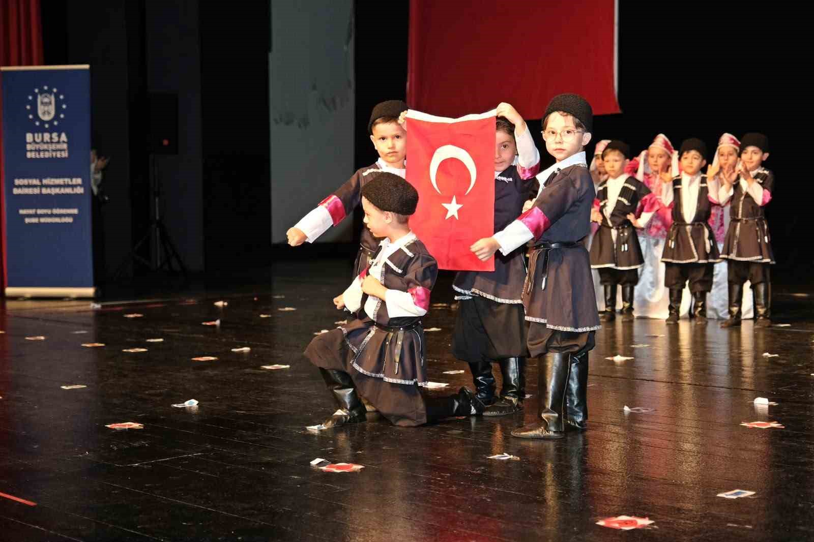 MİNİKLER YIL SONU GÖSTERİSİNDE HÜNERLERİNİ SERGİLEDİ
