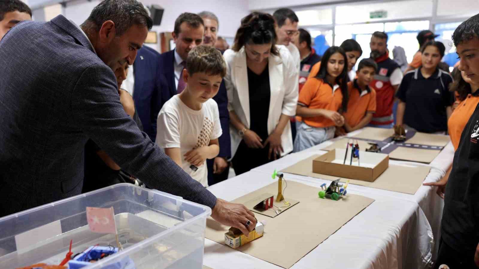 AKÇADAĞ BELEDİYESİ’NİN DESTEĞİYLE YENİLENEN OKUL SIRALARI ÖĞRENCİLERE TESLİM EDİLDİ