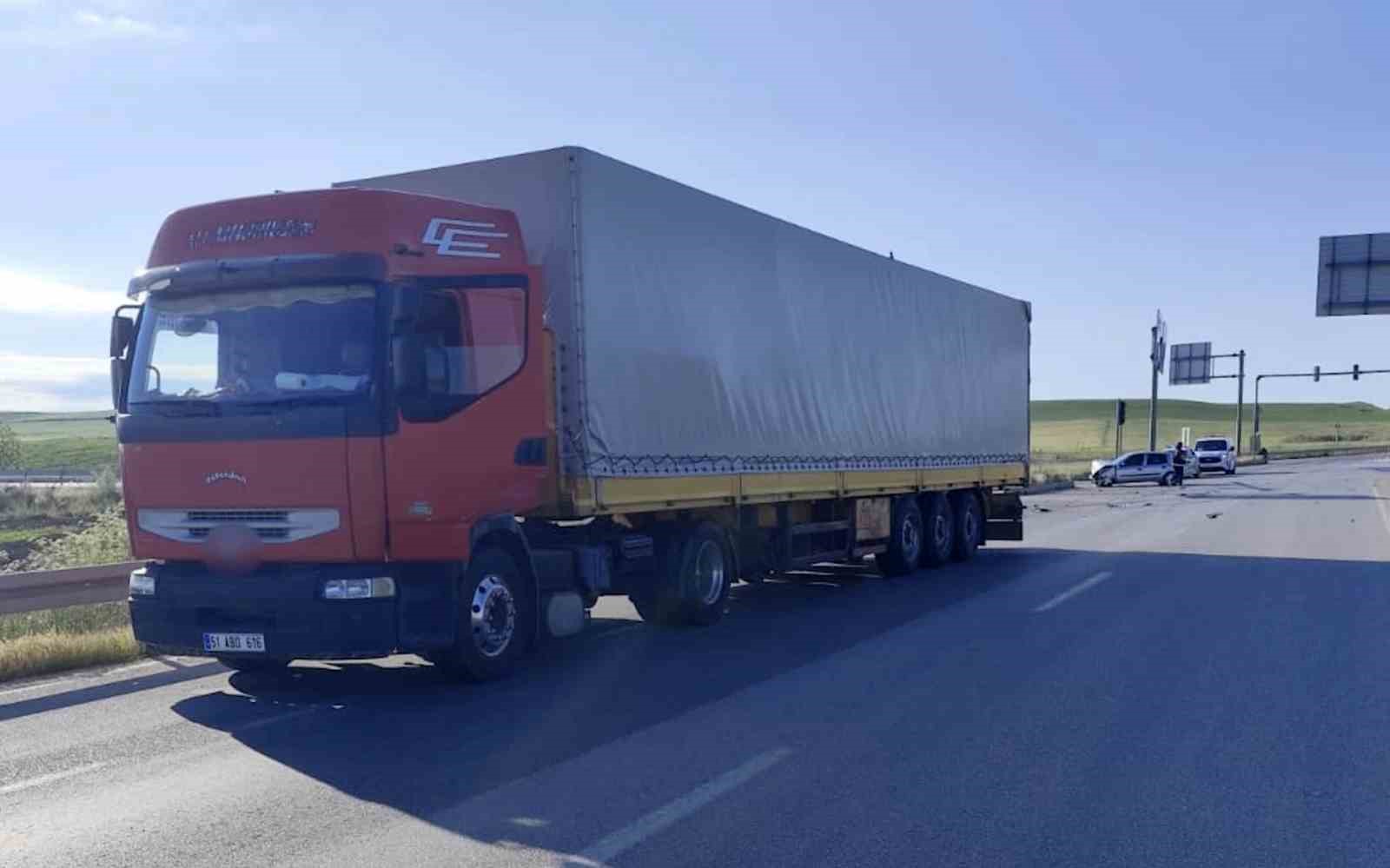 ÇORUM’DA OTOMOBİL İLE TIR KAVŞAKTA ÇARPIŞTI: 4 YARALI