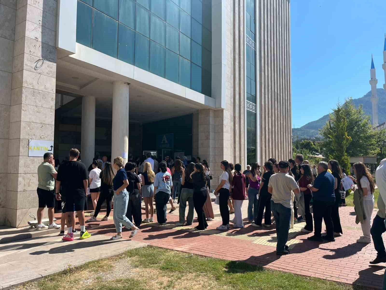 ALANYA’DA 5 BİN 994 ÖĞRENCİ AYT HEYECANI YAŞIYOR