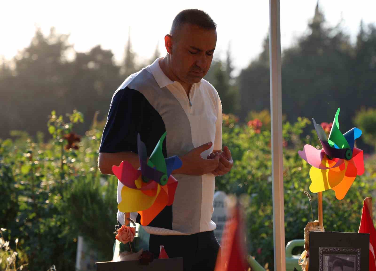 HER GÜN MEZARLIĞA GELEN ACILI BABALAR EVLATLARINI BABALAR GÜNÜ’NDE DE YALNIZ BIRAKMADI