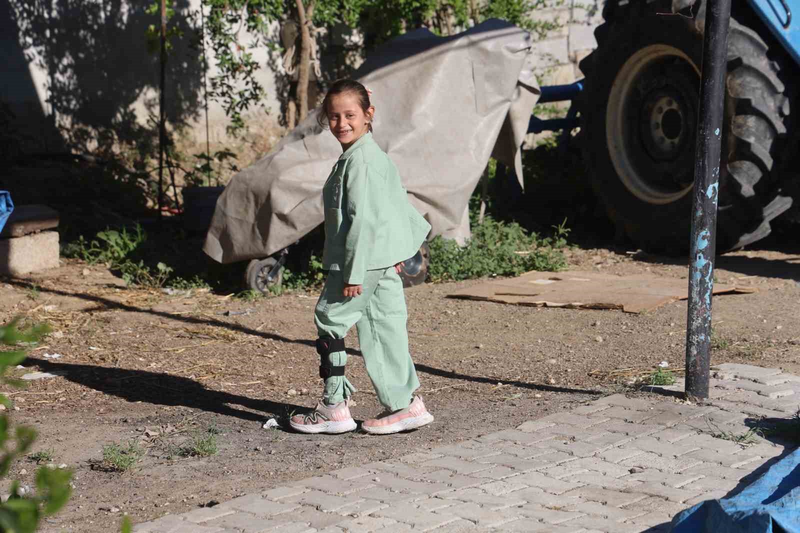 DEPREMDE AİLESİNİ KAYBEDEN ZEYNEP, AMCASINA ’BABA’, YENGESİNE ’ANNE’ DİYEREK HAYATA TUTUNDU