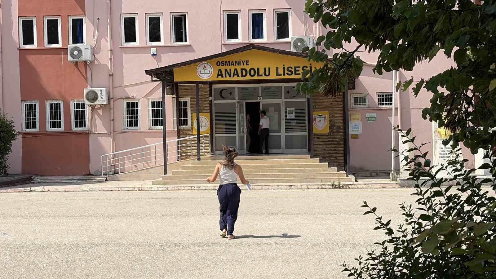 OSMANİYE’DE SİMİTÇİ SÜREYİ HATIRLATTI, SON ANDA GELEN ADAY İÇERİ ALINMADI