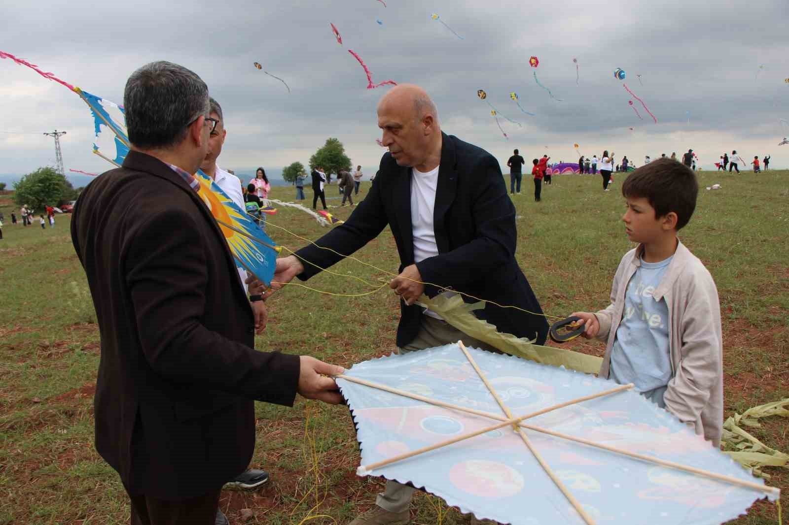 UÇURTMASI KOPUNCA AĞLAYAN ÇOCUK İÇİN YÖNETİCİLER SEFERBER OLDU