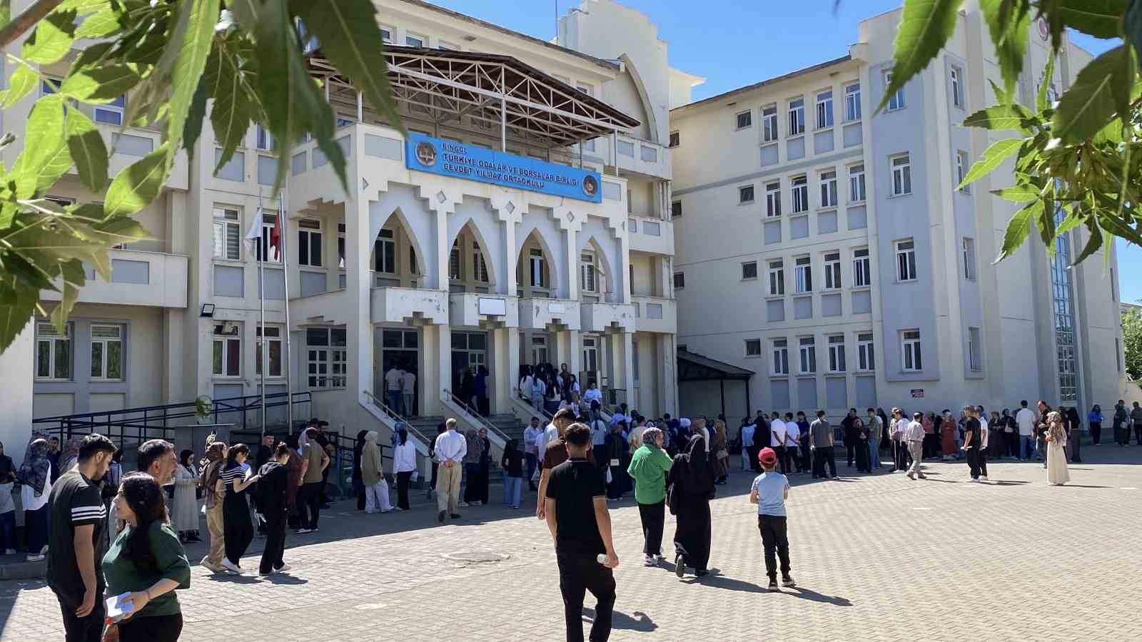 BİNGÖL’DE YKS HEYECANI SÜRÜYOR