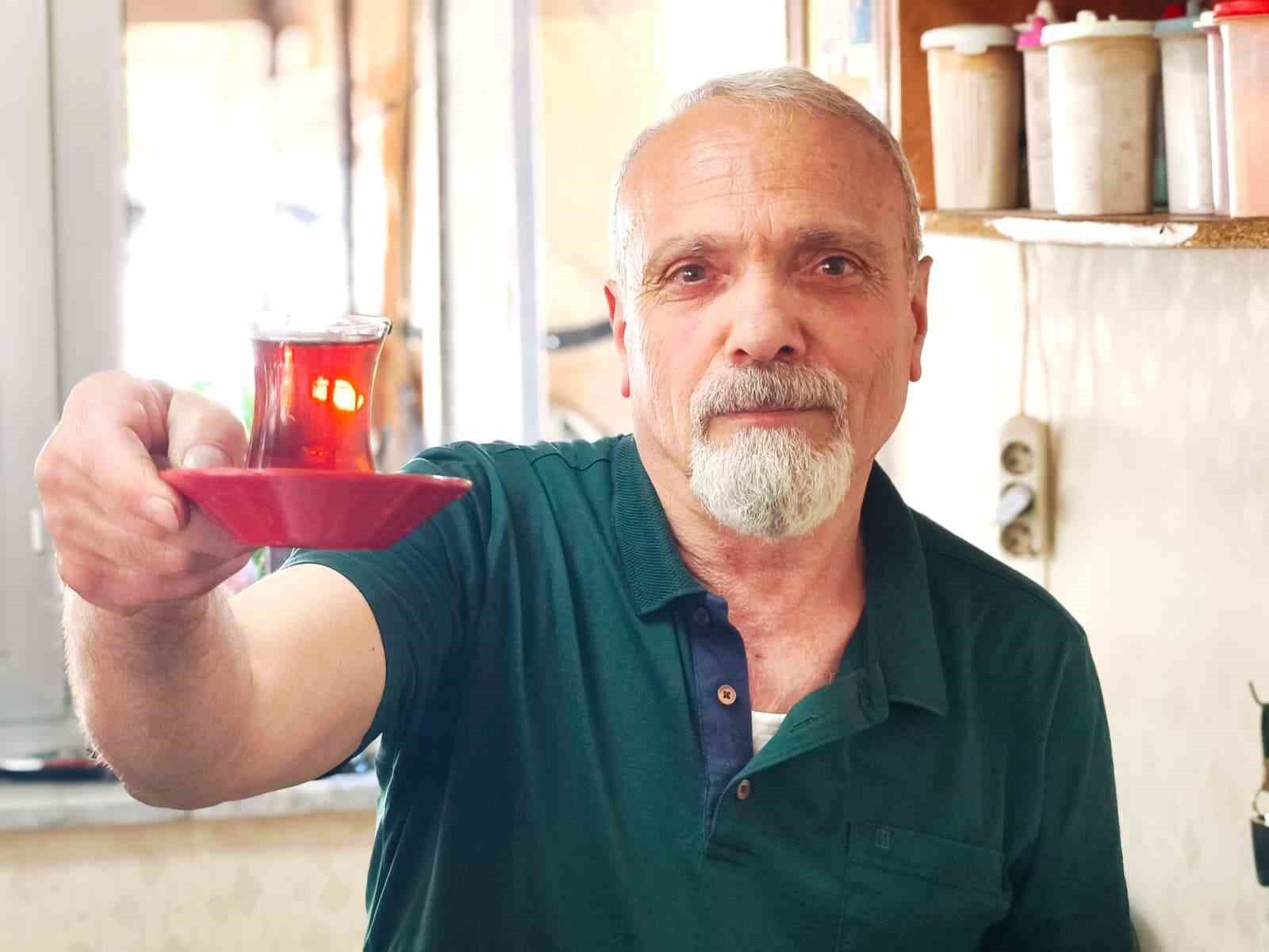 ÇAY DEMLERKEN ŞİİR YAZIYOR: 40 YILLIK ÇAYCI ŞİİRLERİYLE GÖNÜL ISITIYOR