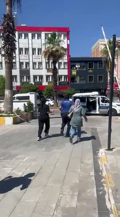 KİMLİĞİNİ UNUTAN ÖĞRENCİYE POLİS YARDIM ETTİ
