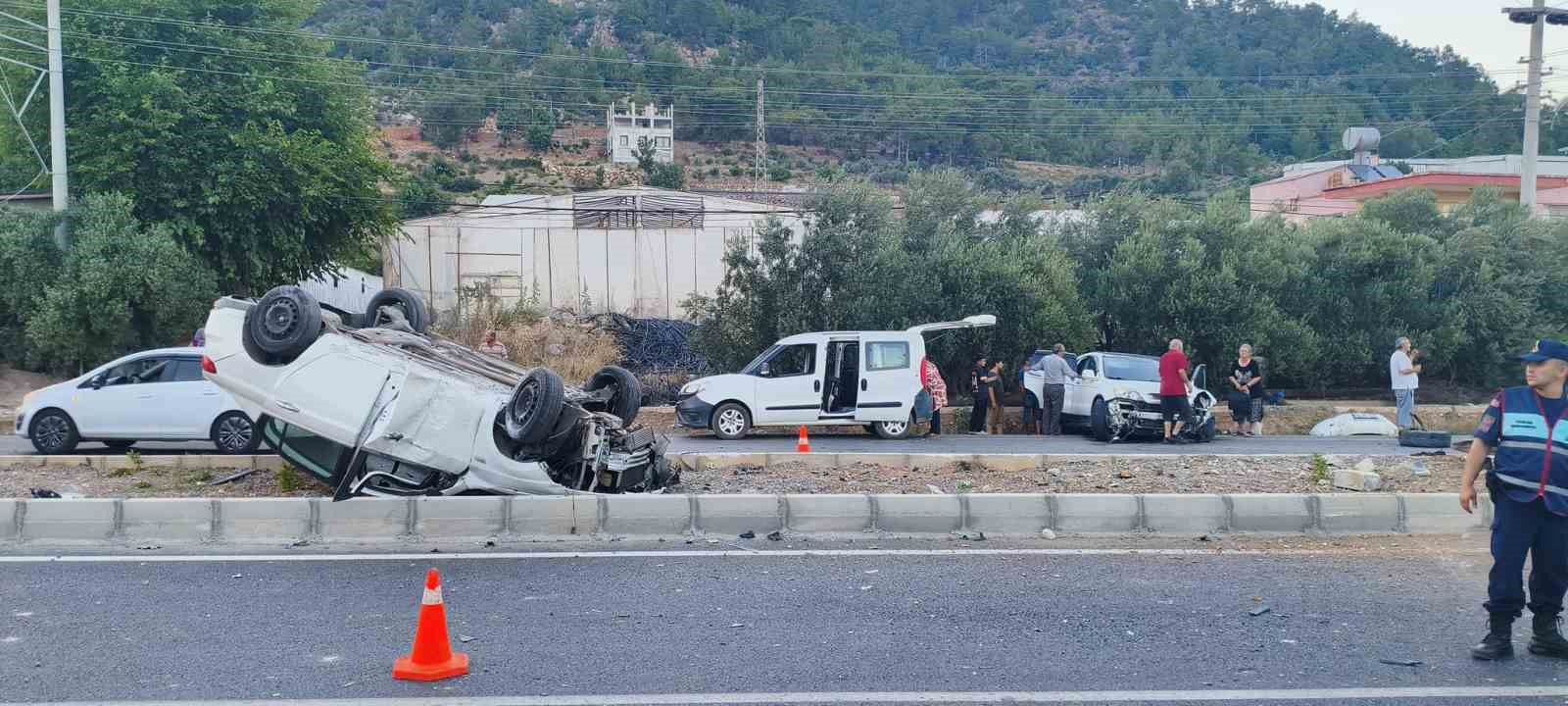 MERSİN’DE KAZA YAPAN OTOMOBİL TAKLA ATTI: 2 YARALI