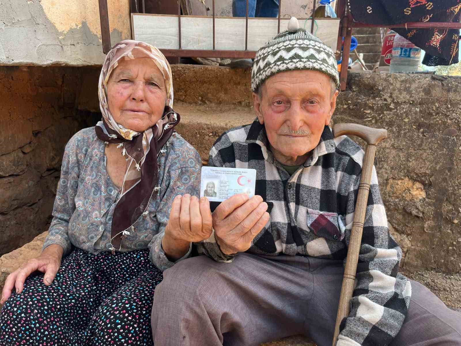 ÜÇ EVLADINI TOPRAĞA VERDİ, ASIRLIK ÖMRÜNÜ DOĞAYLA İÇ İÇE SÜRDÜRDÜ