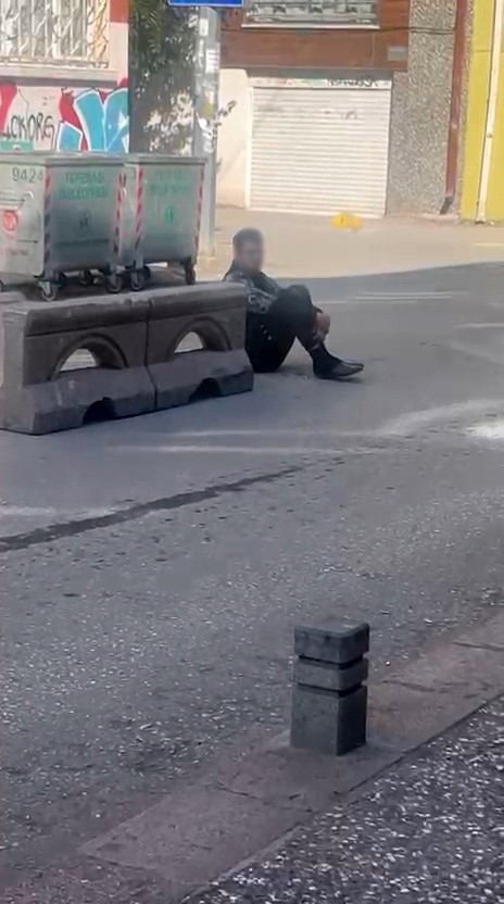 SOKAK ORTASINDA HAREKETSİZ DURAN ŞAHIS TEDİRGİNLİĞE YOL AÇTI