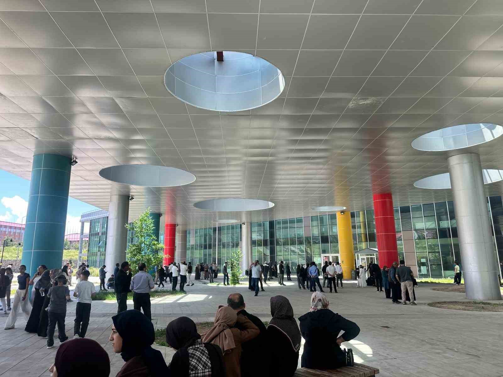 ERZURUM’DA KAPILAR KAPANIRKEN NEFESLER TUTULDU: YKS’DE SON DAKİKA KOŞUSU KAMERADA