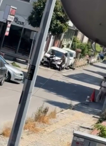 EŞİNİ RAHATSIZ ETTİĞİNİ ÖNE SÜRDÜĞÜ KİŞİYİ BACAĞINDAN VURDU