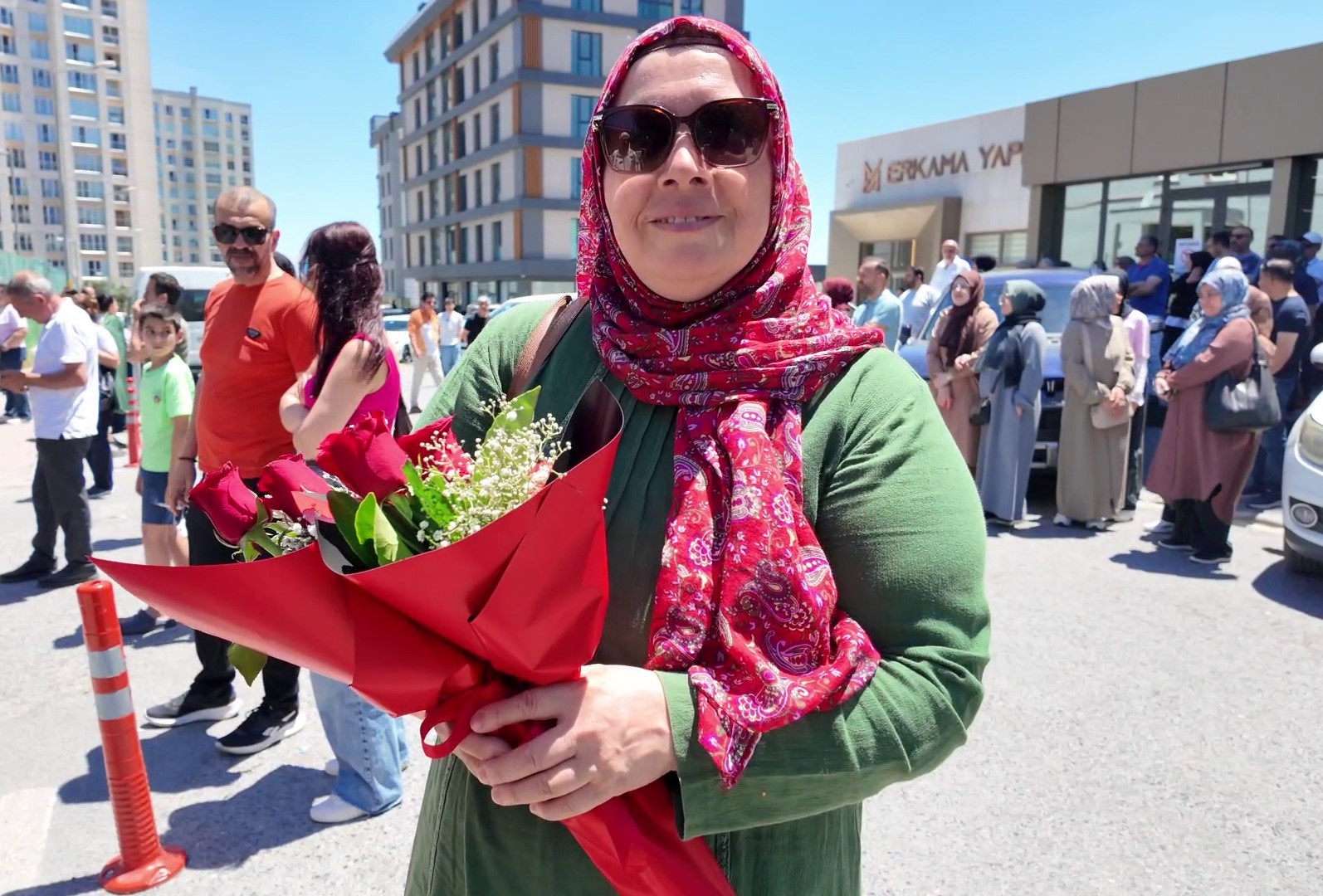 SINAVDAN ÇIKAN ÇOCUĞUNU ÇİÇEKLERLE KARŞILADI