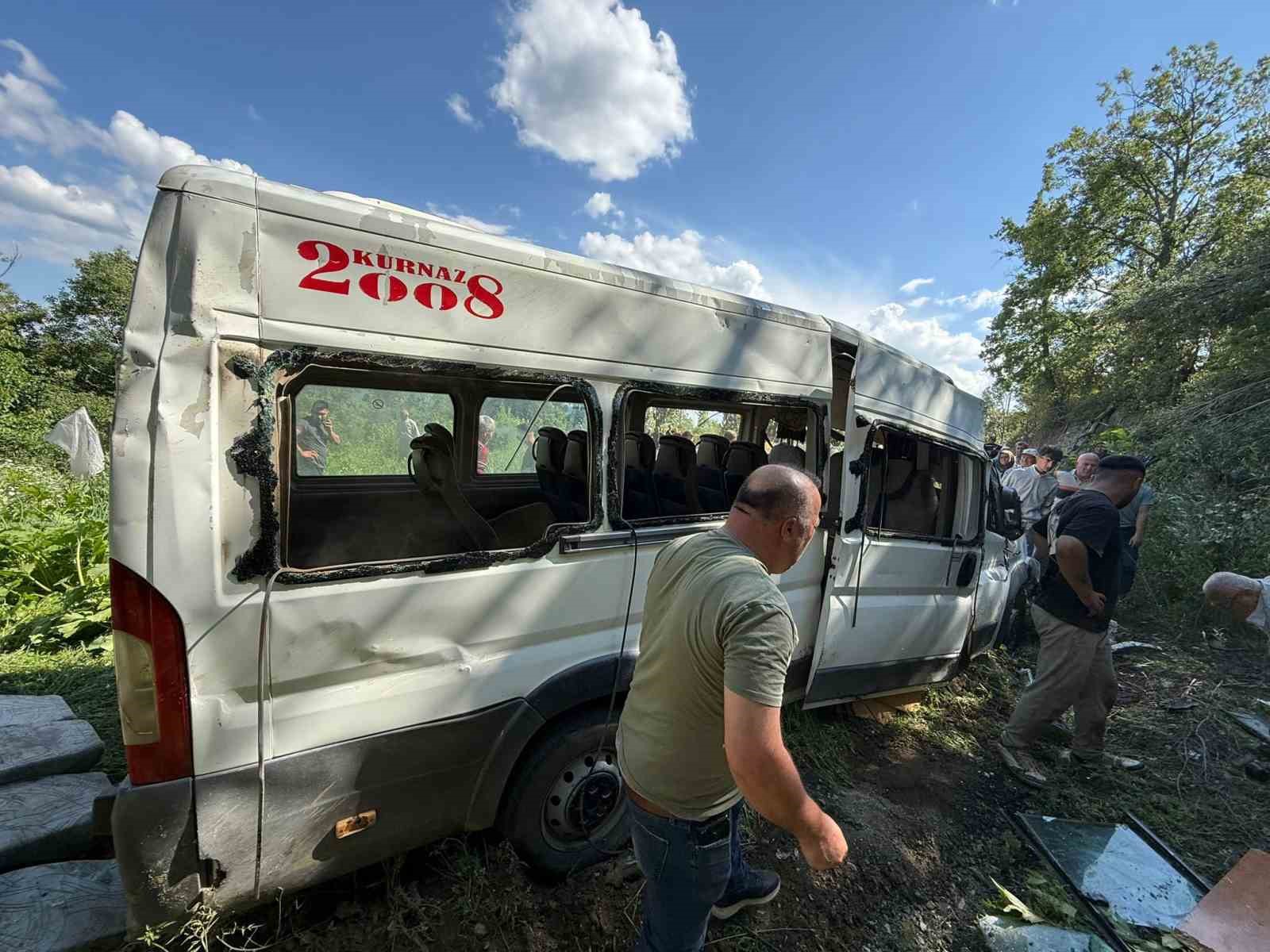 BURDUR’DA MİNİBÜS TARLAYA UÇTU: 8 YARALI