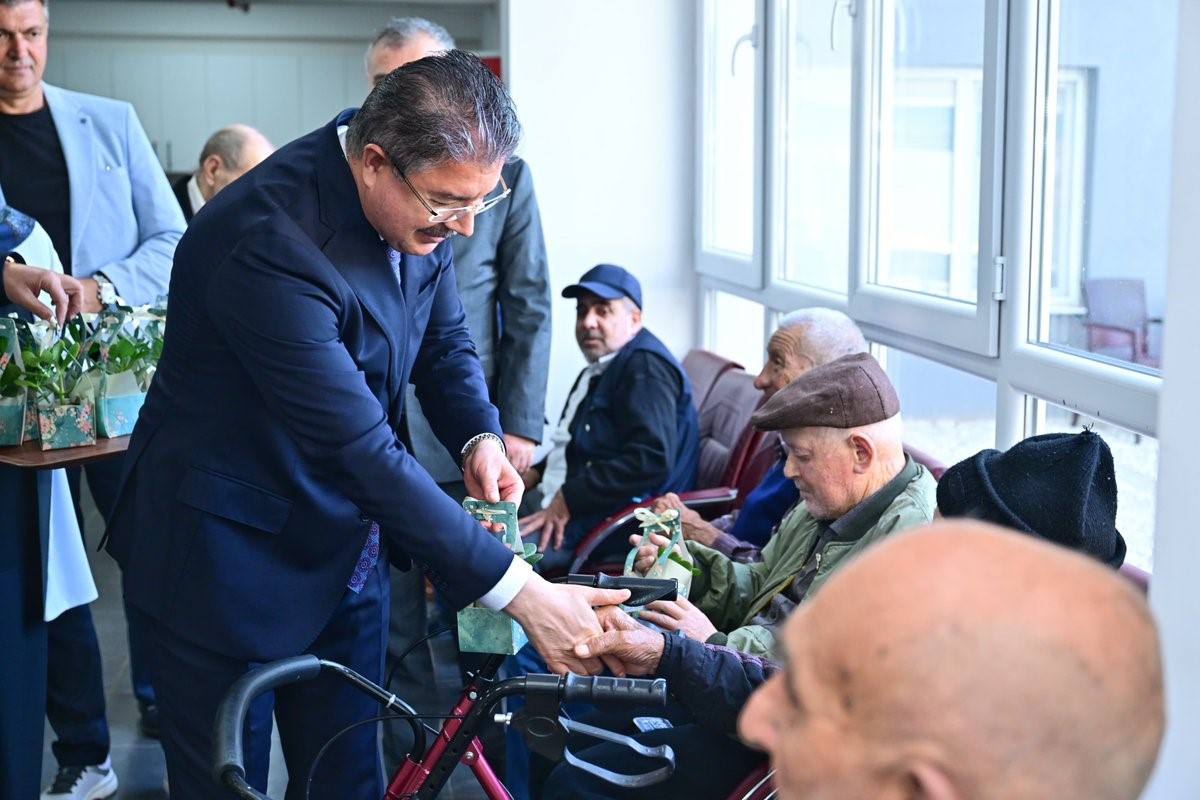 VALİ YILMAZ, YAŞLI BAKIM VE REHABİLİTASYON MERKEZİ’NDE BABALAR GÜNÜ PASTASI KESTİ