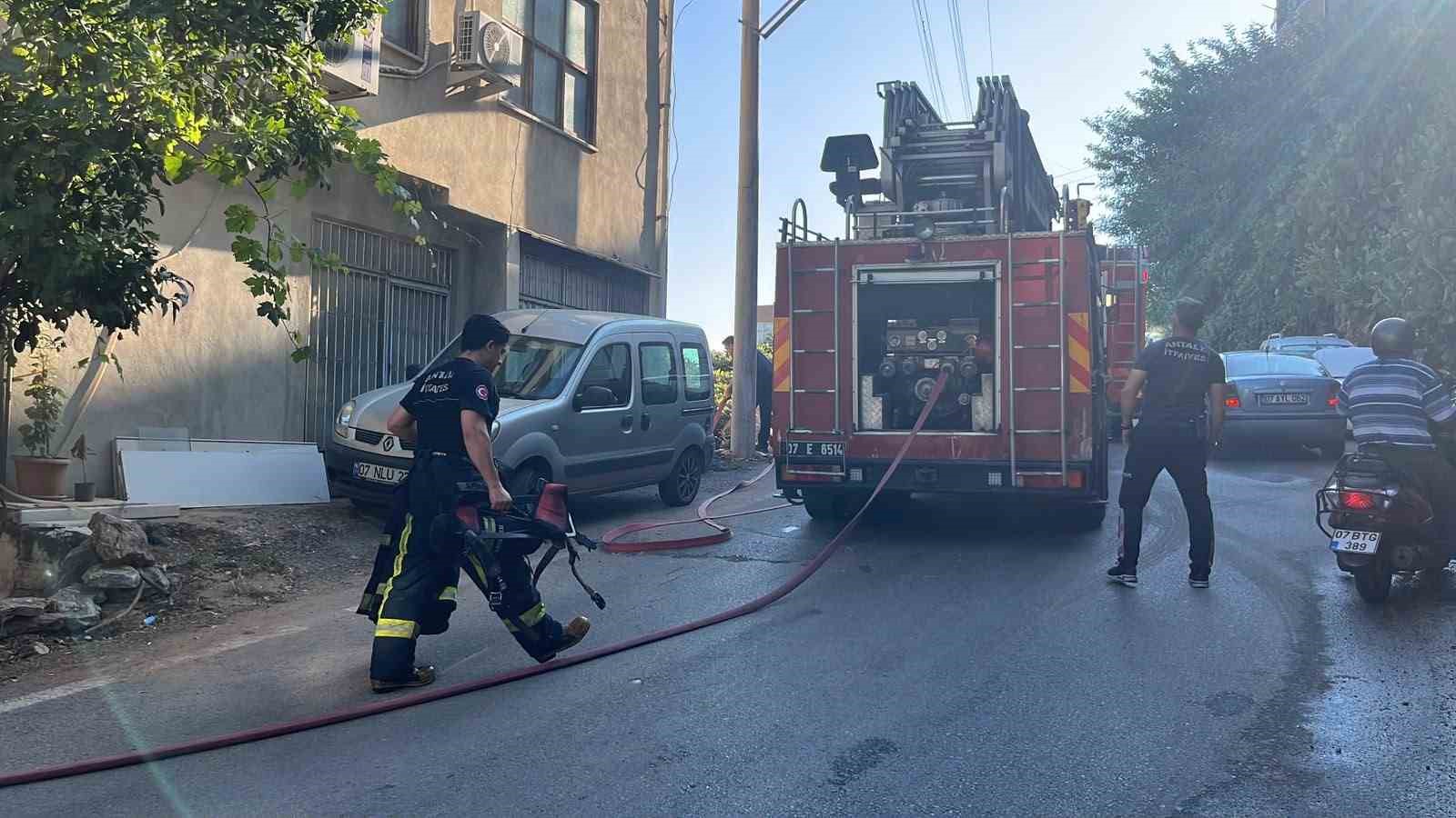ANTALYA’DA 3 KATLI BİNANIN ZEMİN KATINDA ÇIKAN YANGIN KORKUTTU