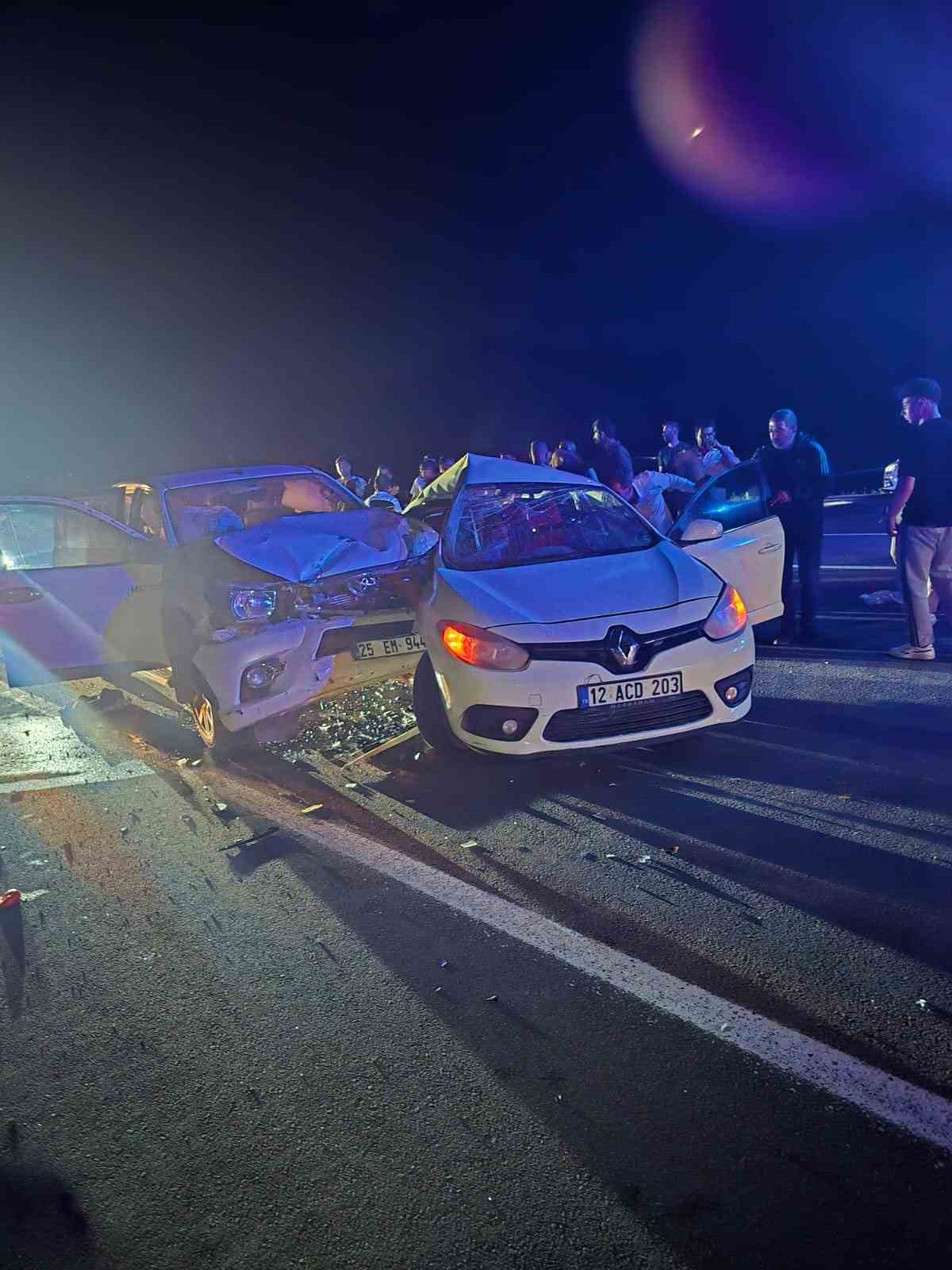 BİNGÖL’DE OTOMOBİL İLE PİKAP ÇARPIŞTI: 1’İ AĞIR 3 YARALI