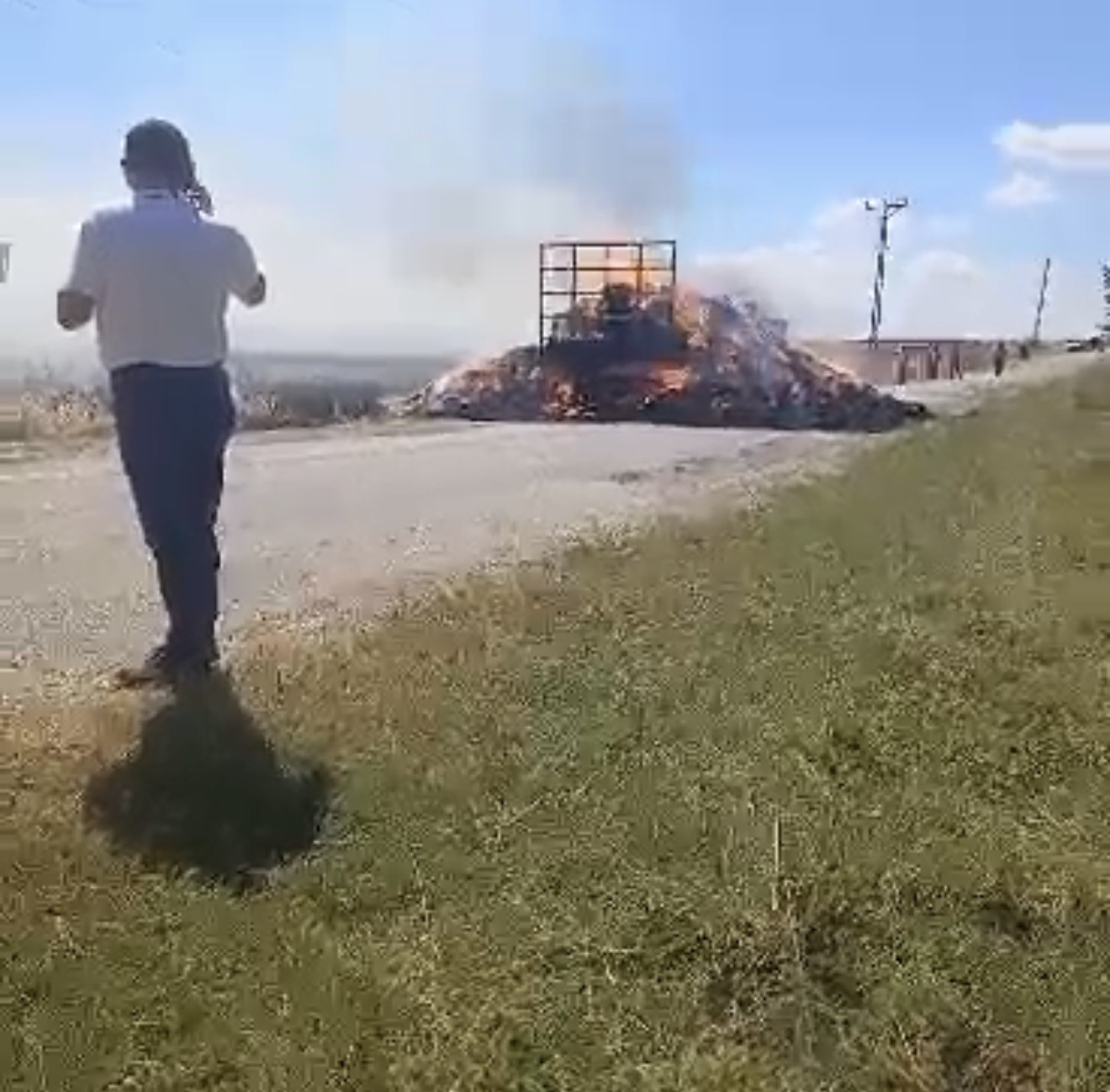 LÜLEBURGAZ’DA SAMAN BALYASI YÜKLÜ RÖMORKTA YANGIN