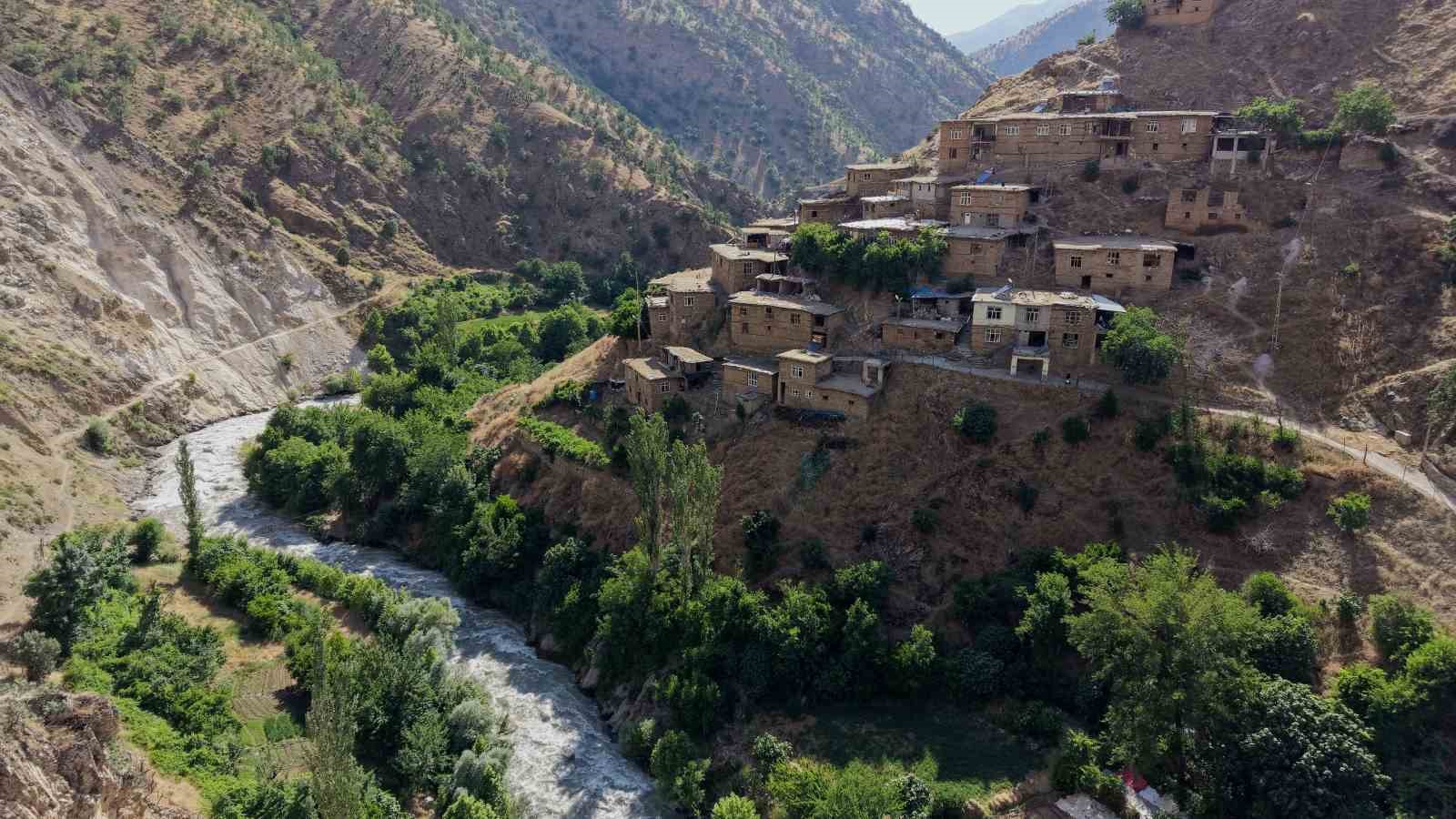 HİZAN’IN ASIRLIK TAŞ EVLERİ VE GAYDA BARAJI HAYRAN BIRAKIYOR