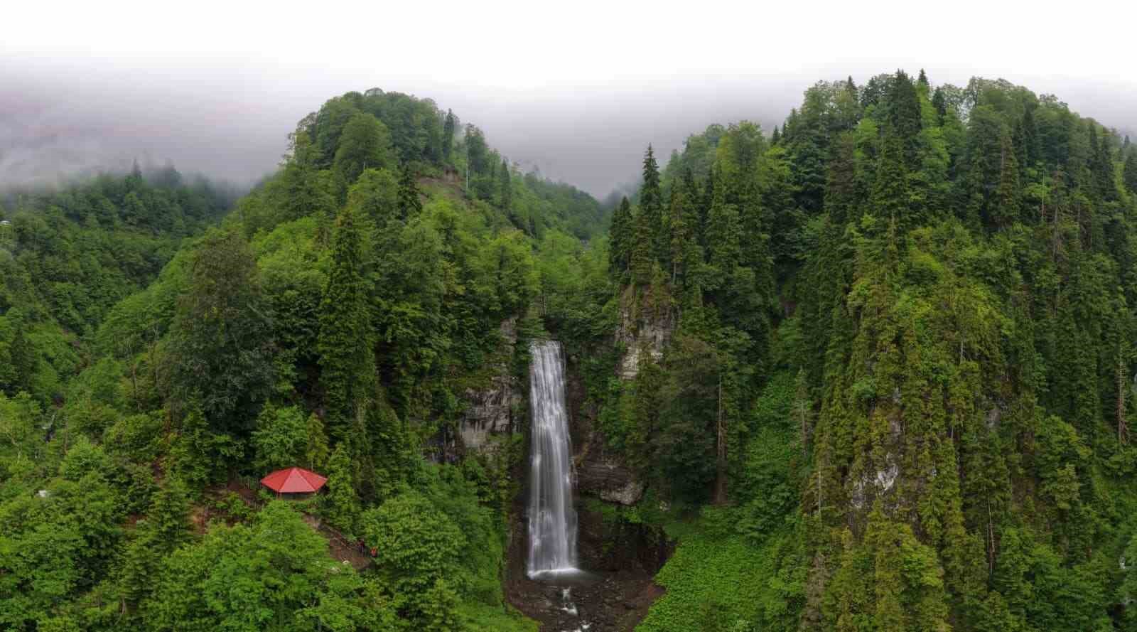 MACAHEL’İN SAKLI CENNETİ MARAL ŞELALESİ ZİYARETÇİLERİNİ BÜYÜLÜYOR