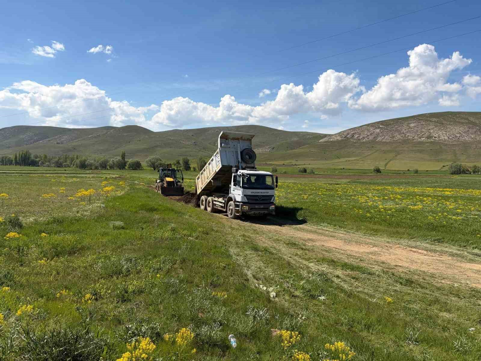 GÖKÇEDERE’NİN ARAZİ YOLLARINDA ÇALIŞMALAR DEVAM EDİYOR