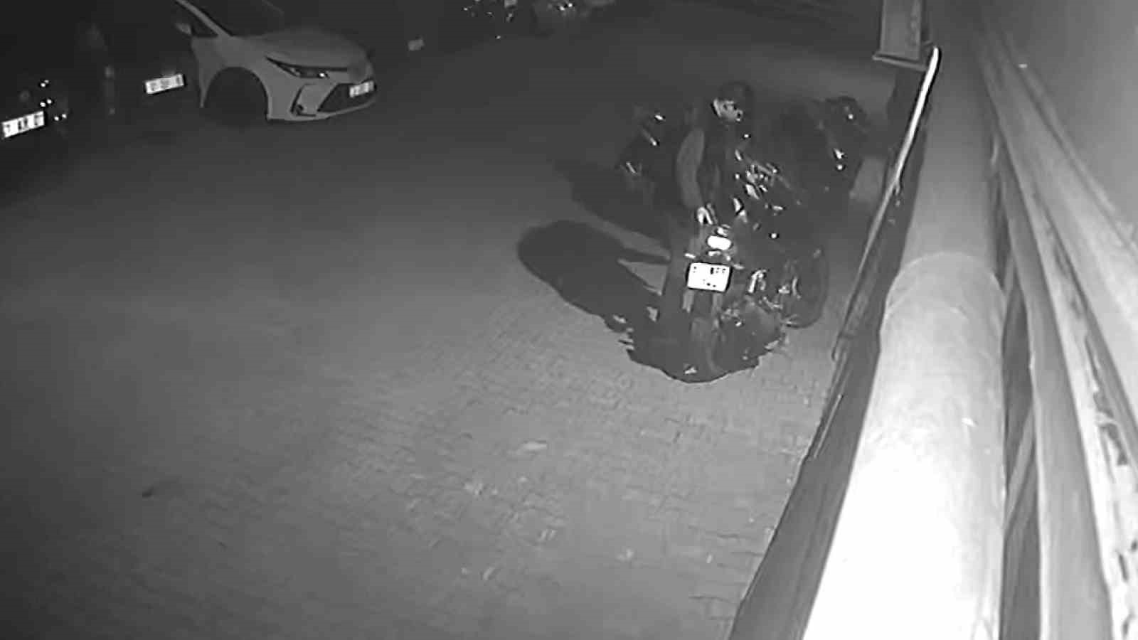 ÇALDIĞI MOTOSİKLETLE DOLAŞIRKEN YAKALANDI: "POLİSE TESLİM ETMEYE GİDİYORDUM" DEDİ