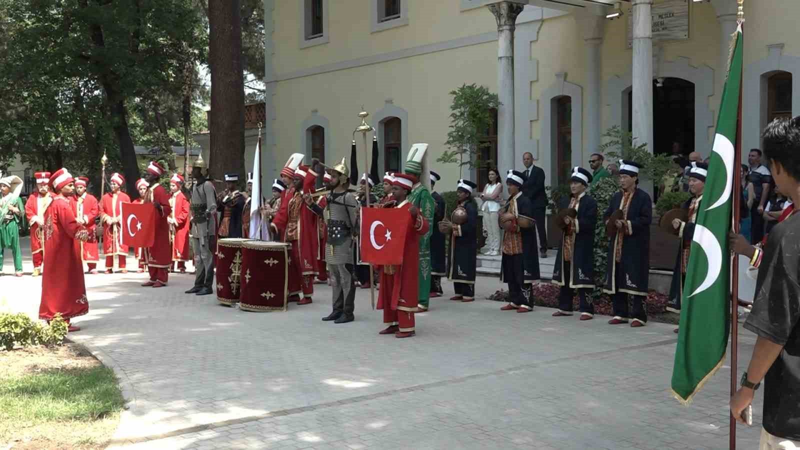 25 ÜLKEDEN ÖĞRENCİLER AYNI SAFTA: MEHTERLE KÜLTÜR KÖPRÜSÜ KURDULAR