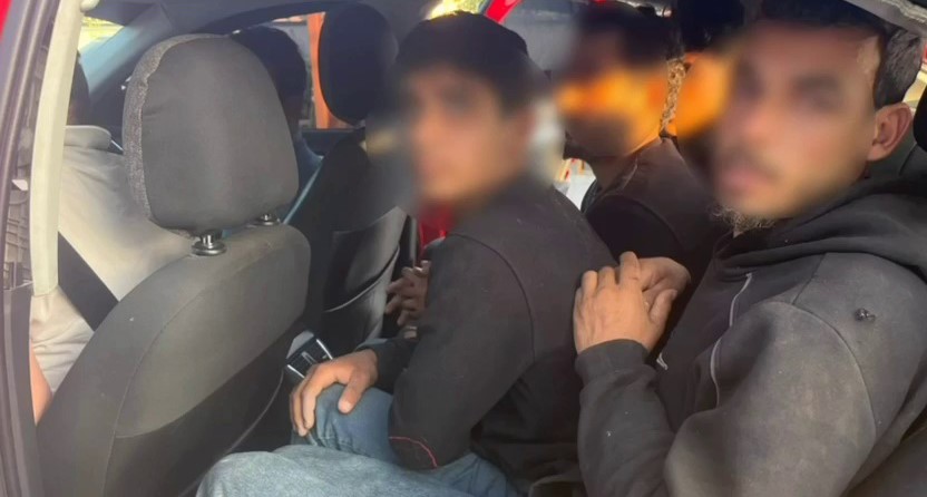 TAKSİYLE GÖÇMEN KAÇIRAN İNSAN TACİRLERİ POLİSTEN KAÇAMADILAR
