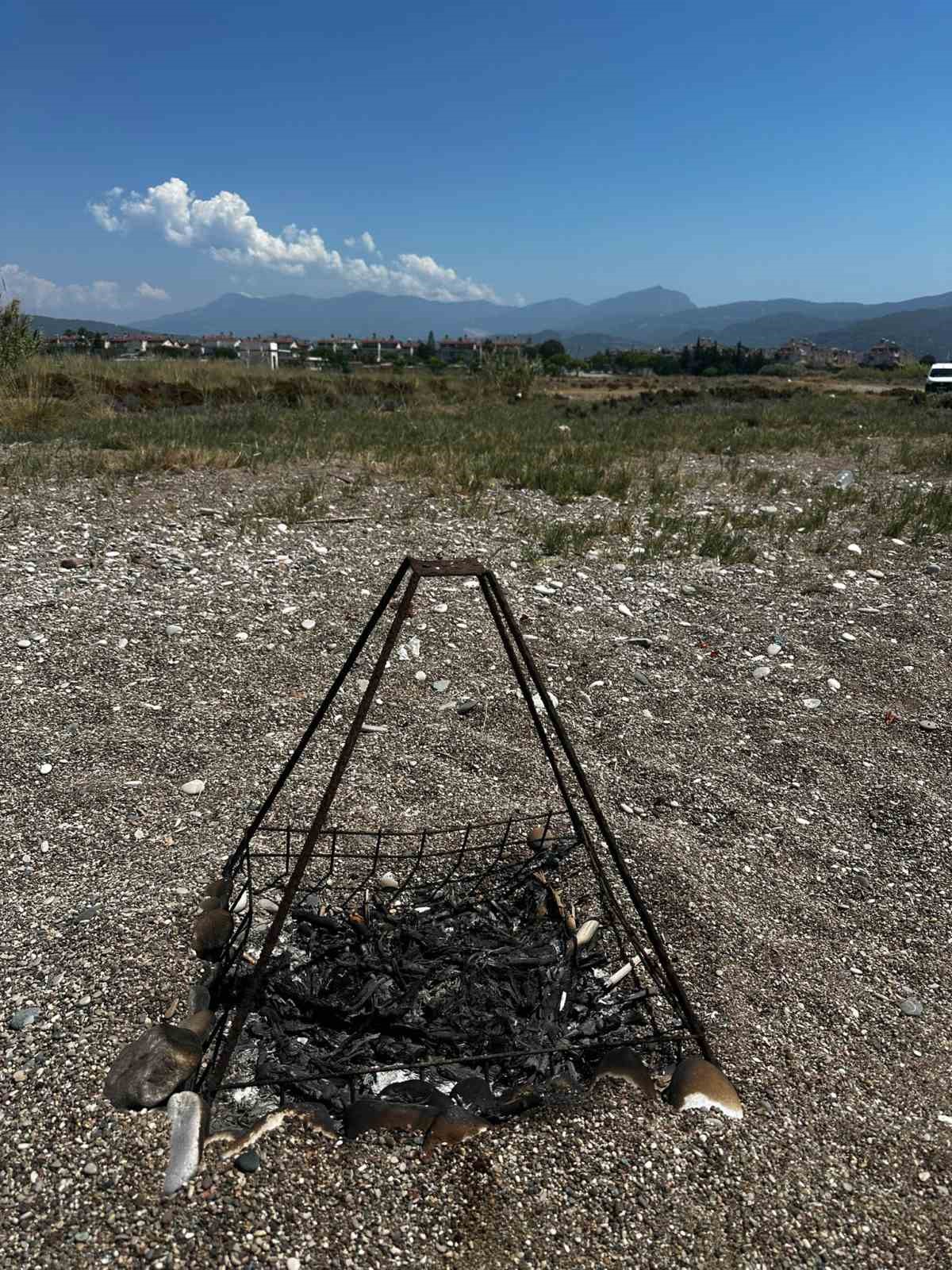 CARETTA CARETTA YUVASININ ÜZERİNDE MANGAL ATEŞİ YAKTILAR