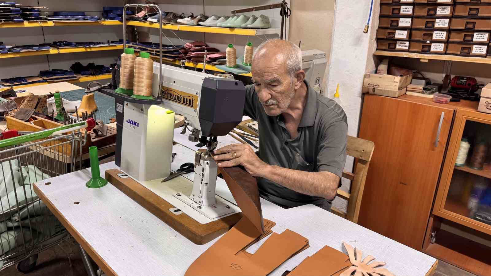 BİR MESLEK DAHA YOK OLUYOR, ÇIRAK BULUNAMAYAN KUNDURACILIKTA SON DÖNEMLERİNİ YAŞIYOR