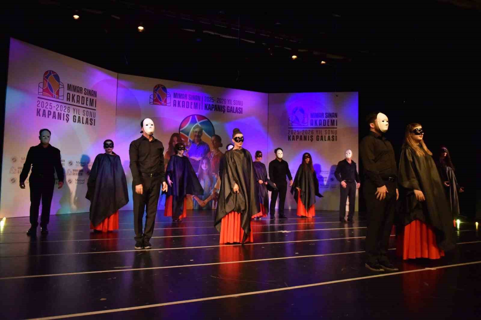 MİMAR SİNAN AKADEMİ’DEN YIL SONUNA ÖZEL SANAT PERFORMANSI