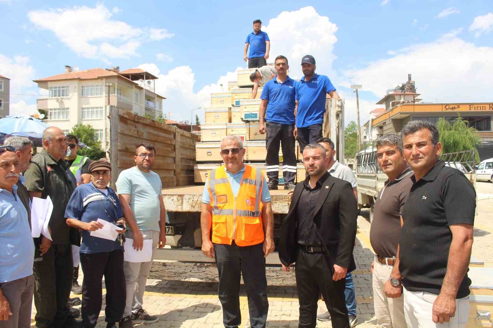 ANTALYA’NIN DÖRT BİR YANINA ARI KOVANI DESTEĞİ