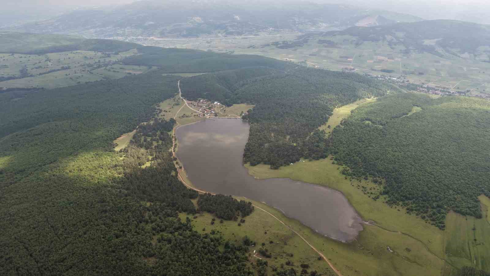 YAĞIŞLAR GÖLETİ DOLDURDU, YAYLA YOLU SU ALTINDA KALDI