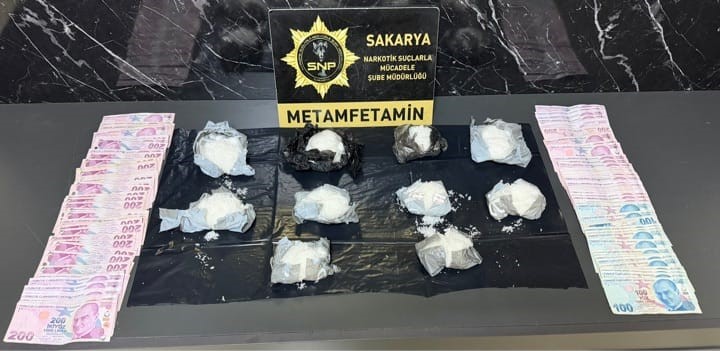 İSTANBUL’DAN YOLA ÇIKTI, GİŞELERDE YAKAYI ELE VERDİ: 1 KİLO METAMFETAMİN ELE GEÇİRİLDİ