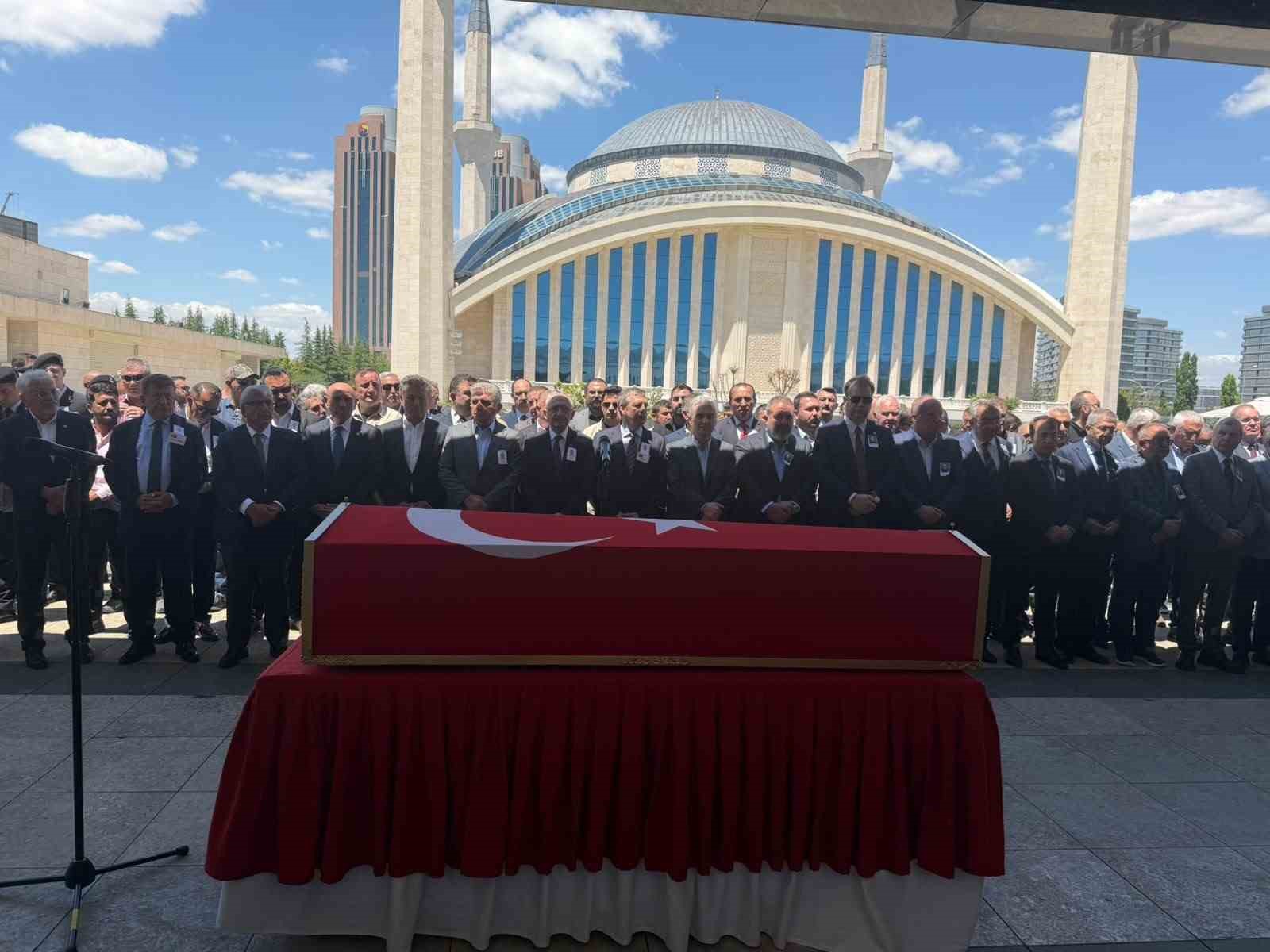 CHP GENEL BAŞKANI KILIÇDAROĞLU, EMEKLİ HAVA SAVUNMA ALBAYI TÜRELİ’NİN CENAZE TÖRENİNE KATILDI