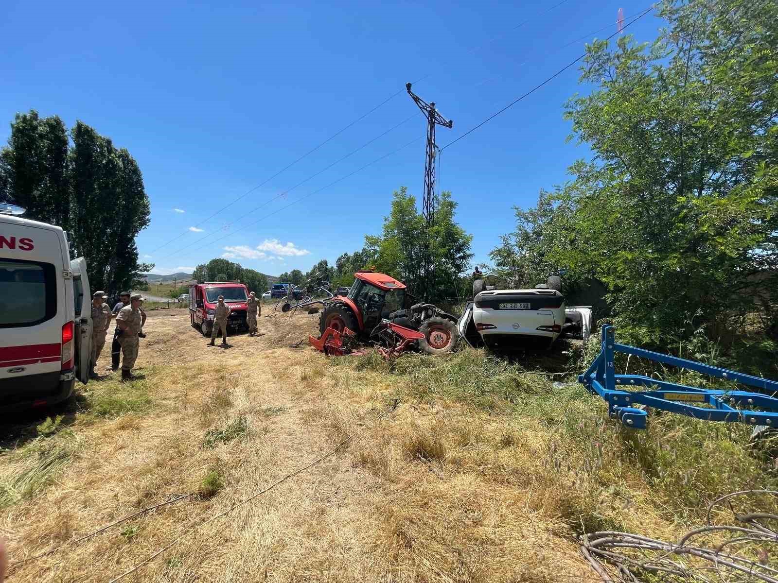 PARK HALİNDEKİ TRAKTÖRE ÇARPAN OTOMOBİL TERS DÖNDÜ: 1 YARALI