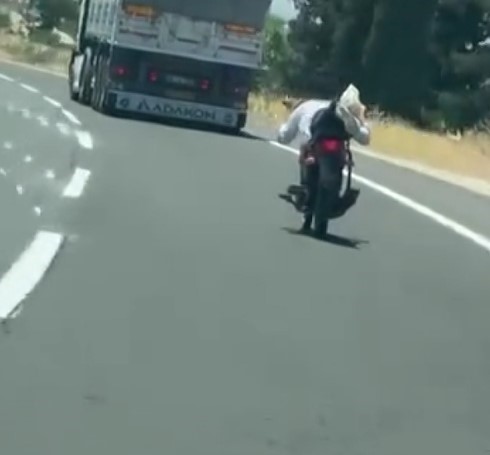 GAZİANTEP’TE YOĞUN TRAFİKTE TEHLİKELİ MOTOSİKLET YOLCULUĞU