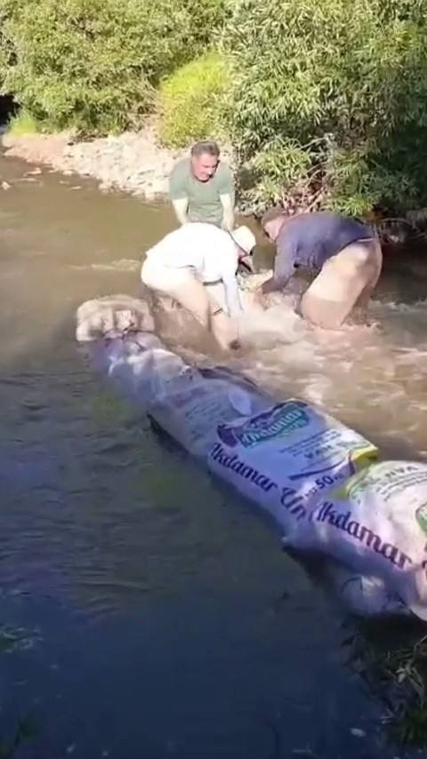 YÜKSEKOVALI ÇİFTÇİLERİN KUM TORBALARIYLA SU NÖBETİ