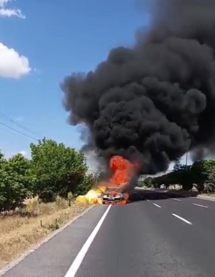 OTOMOBİL ALEV TOPUNA DÖNDÜ: ARAÇTA PATLAMA YAŞANIRKEN, GÖKYÜZÜNÜ DUMANLAR KAPLADI