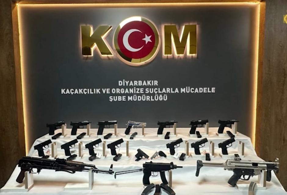 DİYARBAKIR’DA BİR OTOMOBİLİN GİZLİ BÖLMELERİNDEN ÇOK SAYIDA SİLAH ÇIKARTILDI
