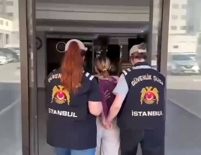 METRODA BAŞÖRTÜLÜ KADINA HAKARET EDEN ŞÜPHELİ TUTUKLAMA TALEBİYLE MAHKEMEYE SEVK EDİLDİ