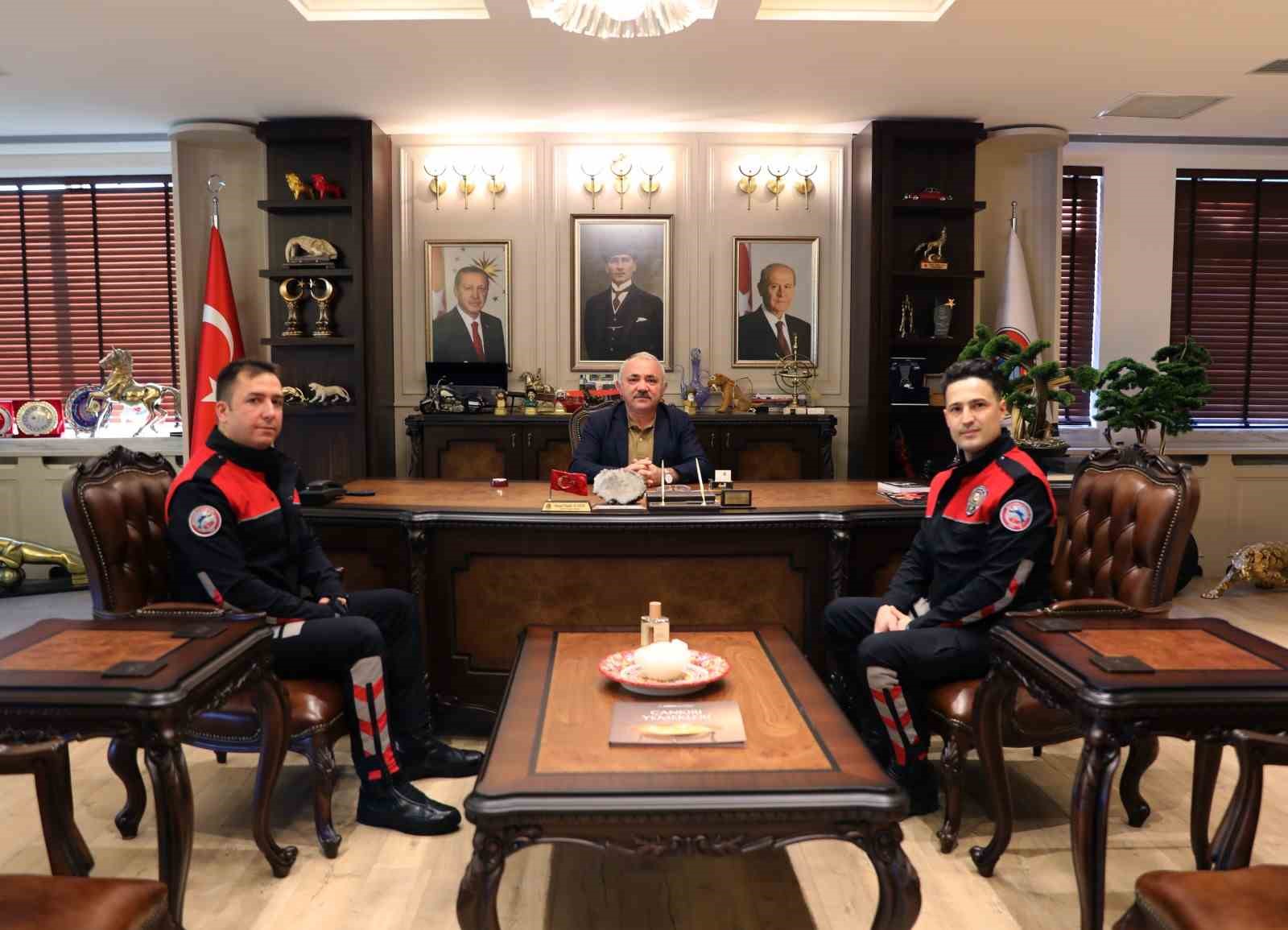 BAŞKAN ESEN, HEİMLİCH MANEVRASIYLA HAYAT KURTARAN POLİS MEMURLARINI TEBRİK ETTİ