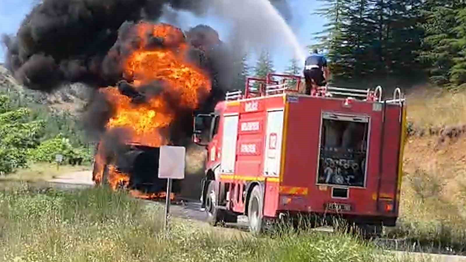 AKARYAKIT TANKERİ ALEV TOPUNA DÖNDÜ: YANGIN ORMANA SIÇRAMADAN SÖNDÜRÜLDÜ