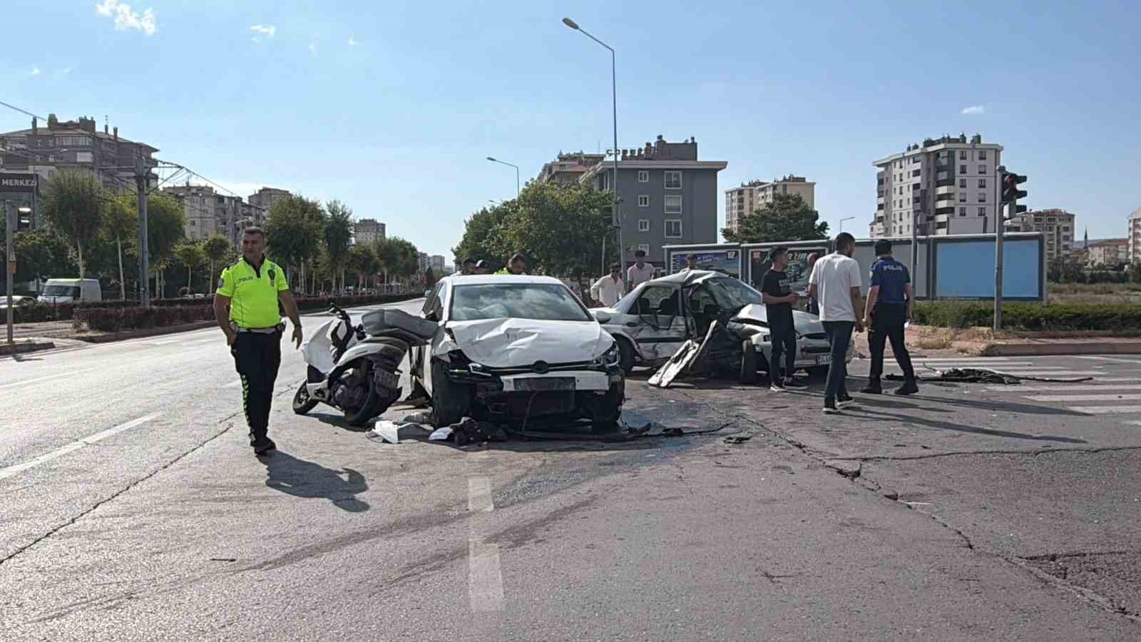 KAYSERİ’DE ZİNCİRLEME KAZADA OTOMOBİL KAĞIT GİBİ EZİLDİ: 5 YARALI