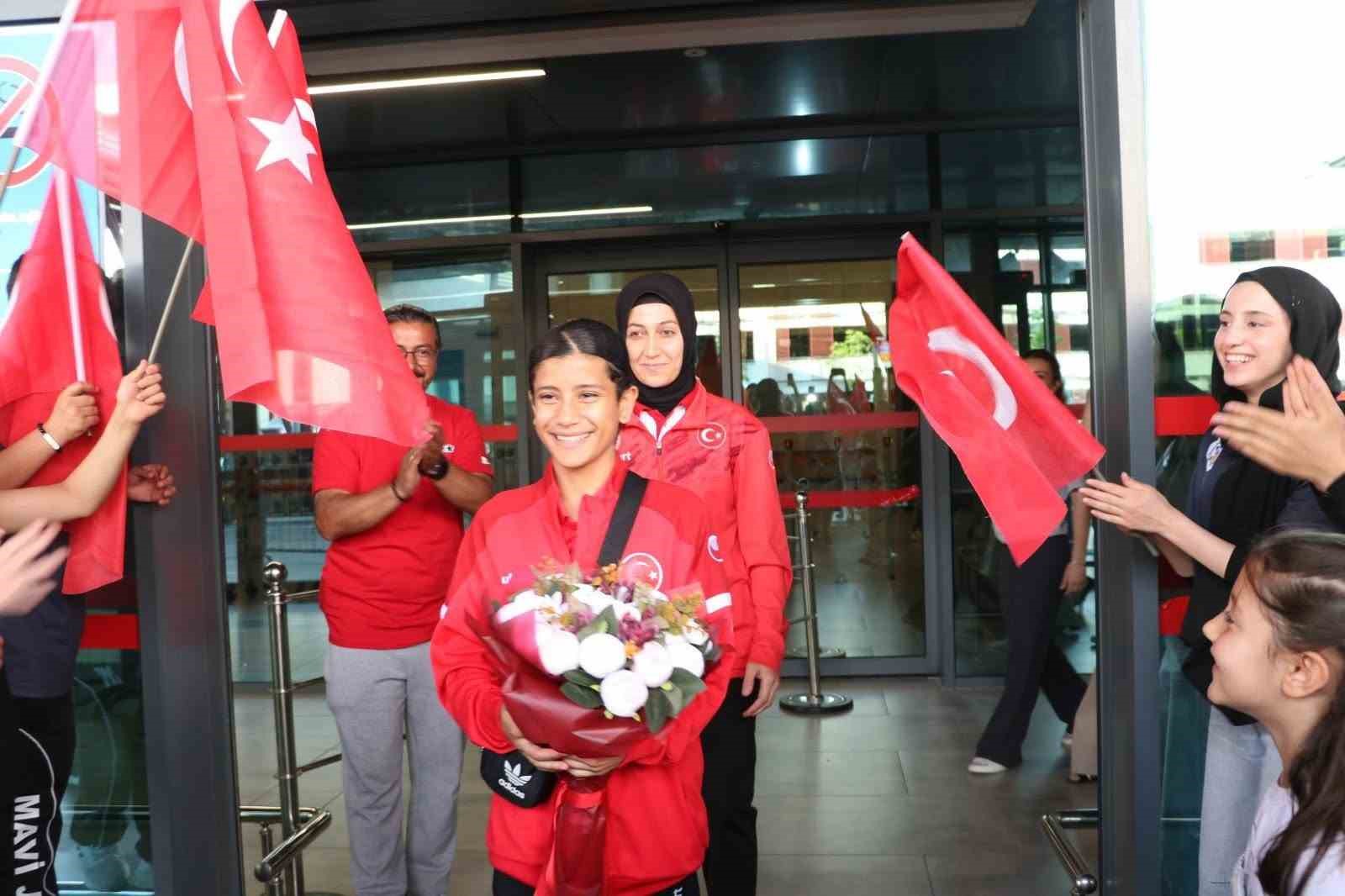 DÜNYA ŞAMPİYONU AYŞEGÜL AÇIK’A COŞKULU KARŞILAMA