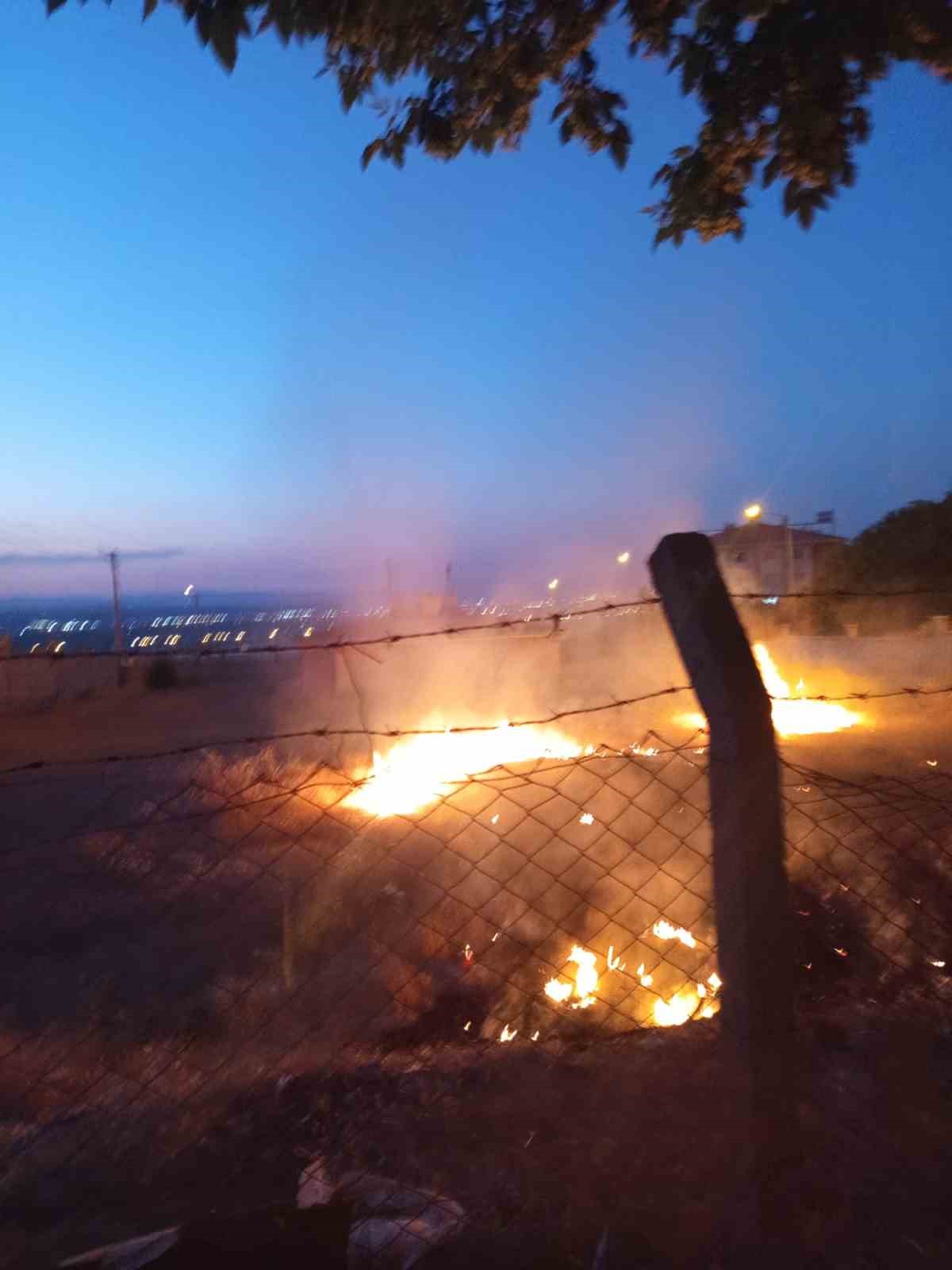BAHÇEDE ÇIKAN YANGIN KORKUTTU